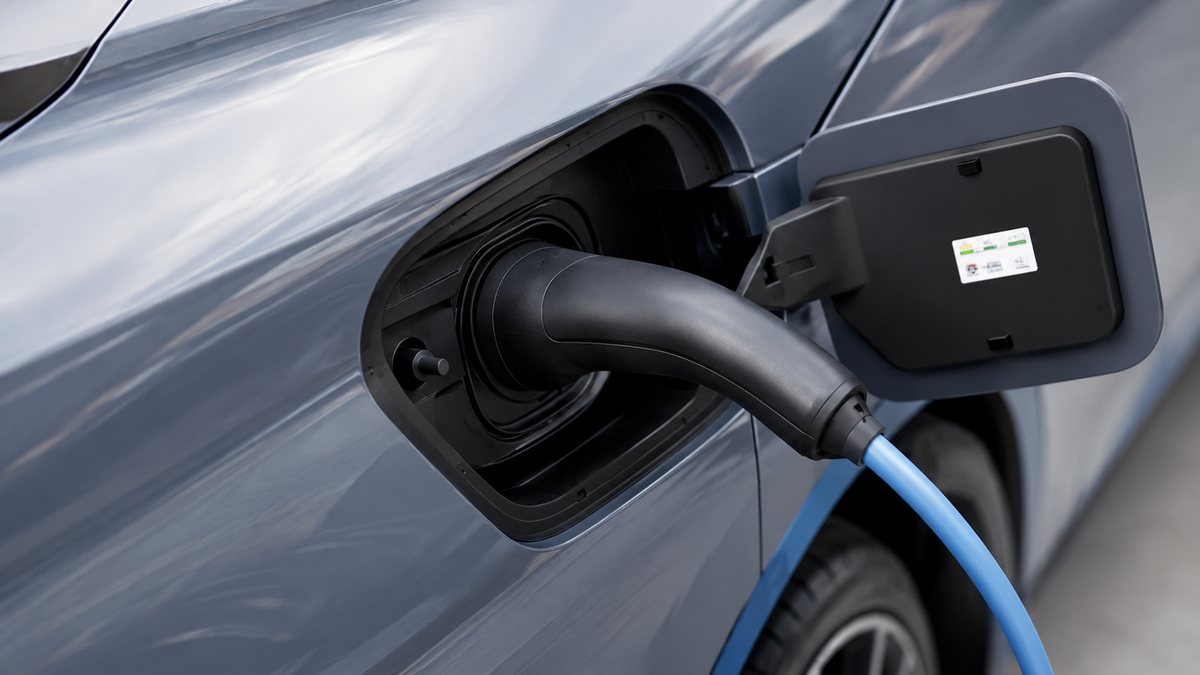 Ladekabel steckt im Ladeanschluss eines Elektroautos